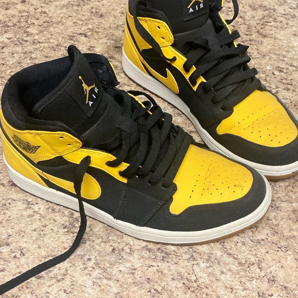 Jordan Men's Black and Yellow High-Top Sneakers